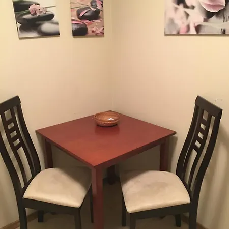 Lee Apartman *
