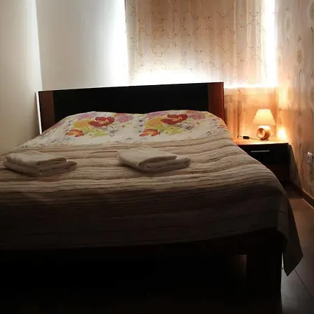 Lee Apartman *